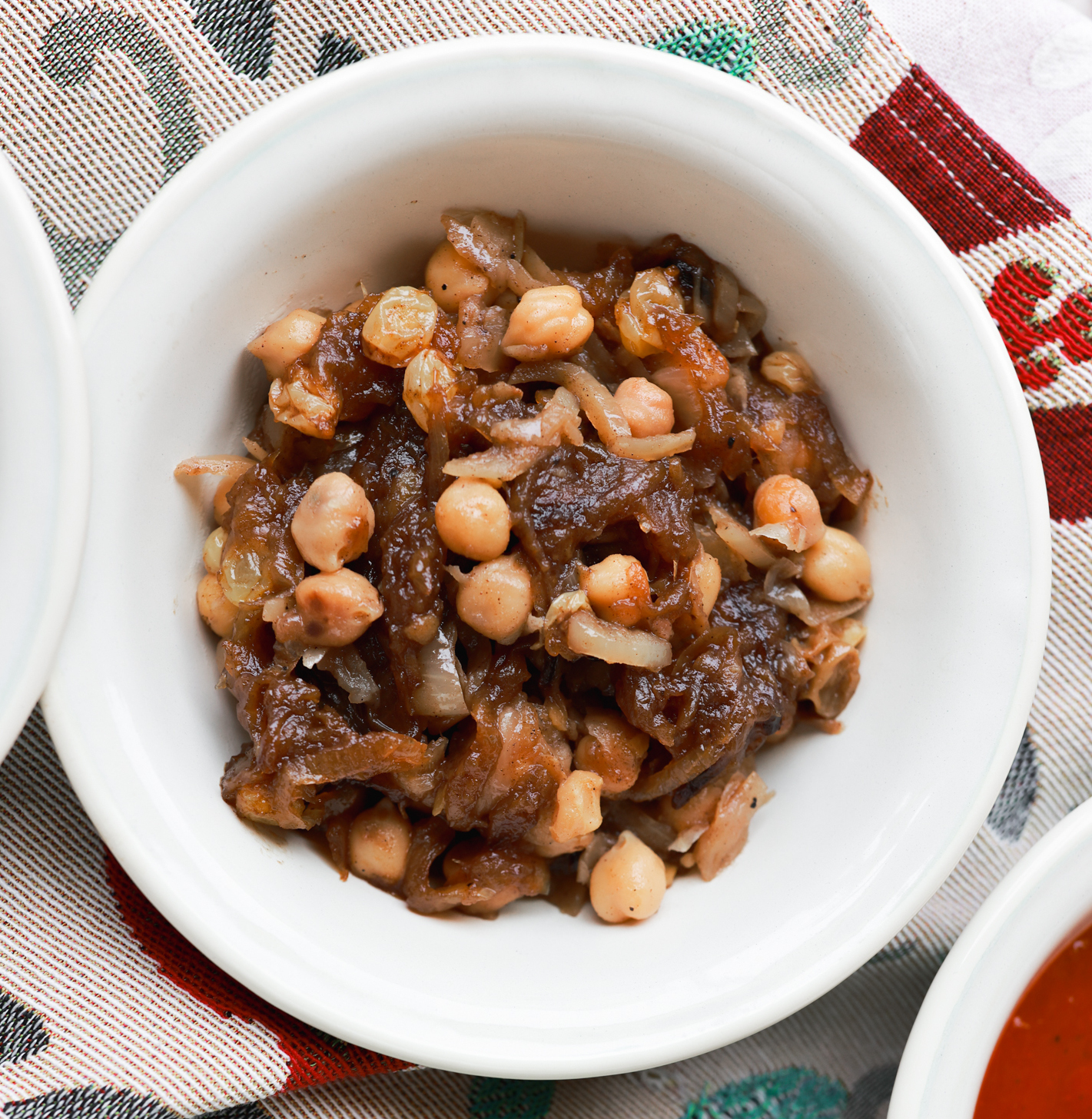 Gekarameliseerde ui, rozijnen en kikkererwten